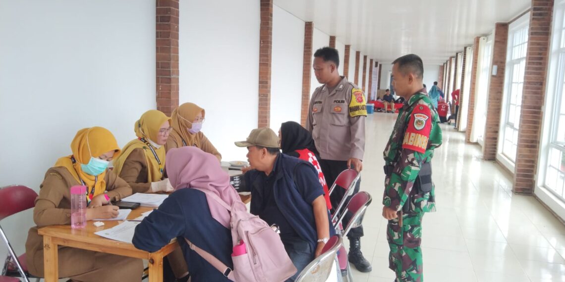 Sambangi Warga Untuk Tingkatkan Harkamtibmas Bhabinkamtibmas Bersinergi dengan Babinsa