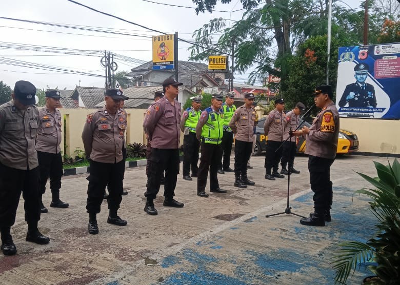 Berikan Arahan Pada Anggota Saat Apel Pagi Kapolsek Sukalarang