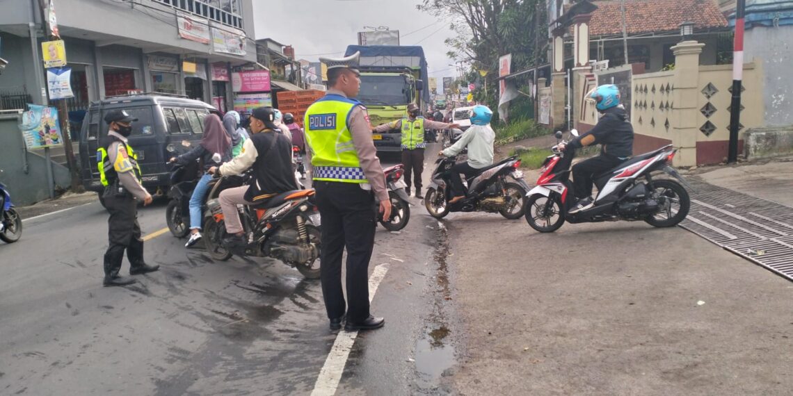 Unit Lantas Polsek Sukalarang Melaksanakan Gatur Lalin Saat Jam Masuk Karyawan