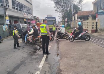 Unit Lantas Polsek Sukalarang Melaksanakan Gatur Lalin Saat Jam Masuk Karyawan