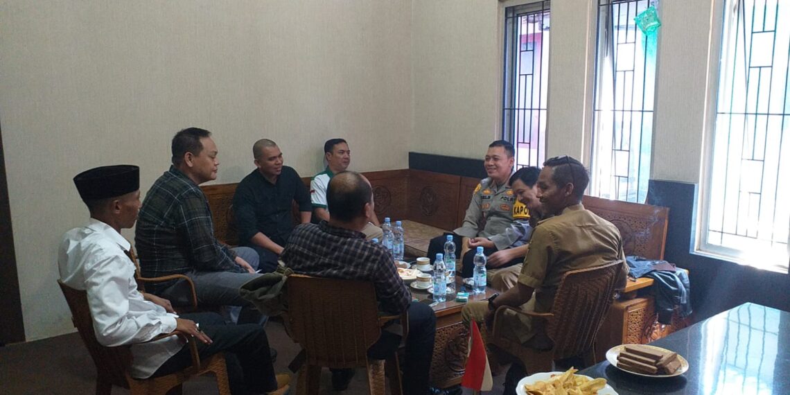 Kapolsek Kebon Pedes Dialogis dengan Kepala Desa, Sampaikan Himbauan Kamtibmas Menjelang Pemilu 2024