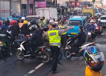 Antisipasi Kemacetan Pagi, Personil Unit Lantas Polsek Sukalarang Melaksanakan Gatur Lalin Saat Jam Masuk Karyawan