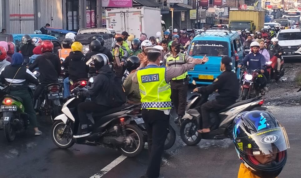 Antisipasi Kemacetan Pagi, Personil Unit Lantas Polsek Sukalarang Melaksanakan Gatur Lalin Saat Jam Masuk Karyawan