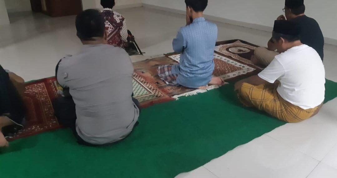 Bhabinkamtibmas Lakukan Sholat Subuh Berjama’ah Bersama Warga