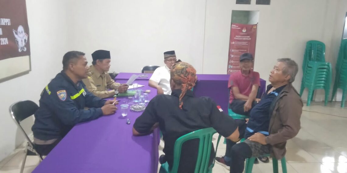 Bhabinkamtibmas Desa Warnasari Polsek Sukabumi Melaksanakan Kegiatan Dialogis dan Sambang dengan Kepala Desa Warnasari