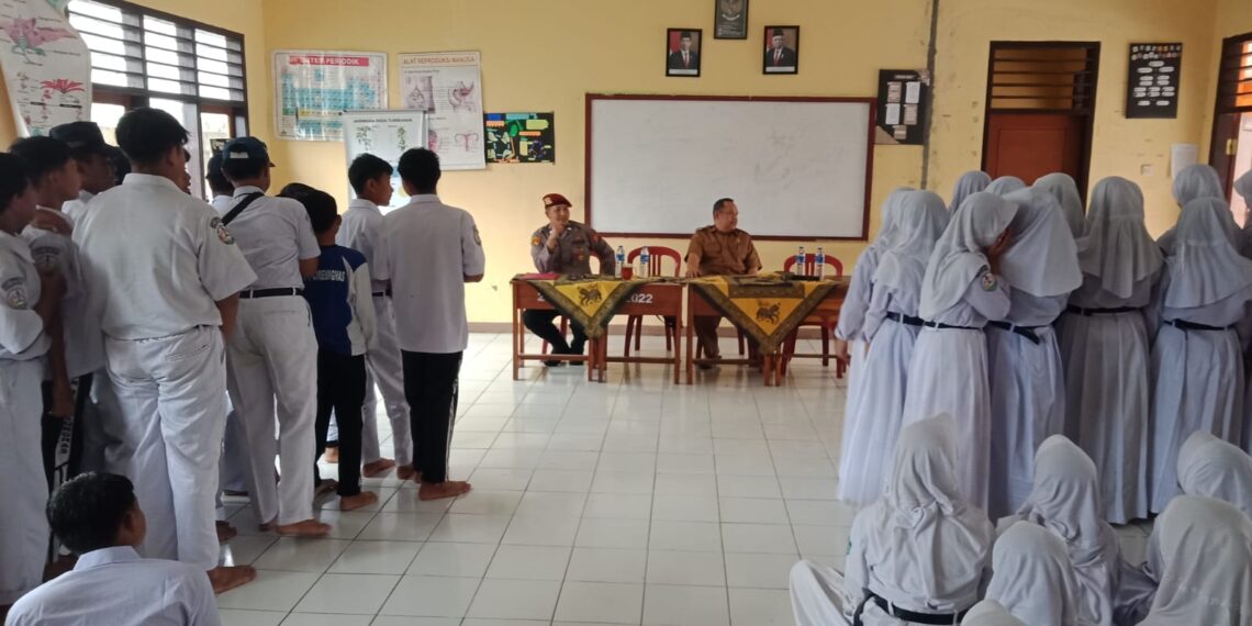 Kanit Reskrim Beserta Bhabinkamtibmas Melaksanakan Penyuluhan Kesekolah