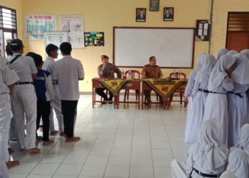 Kanit Reskrim Beserta Bhabinkamtibmas Melaksanakan Penyuluhan Kesekolah