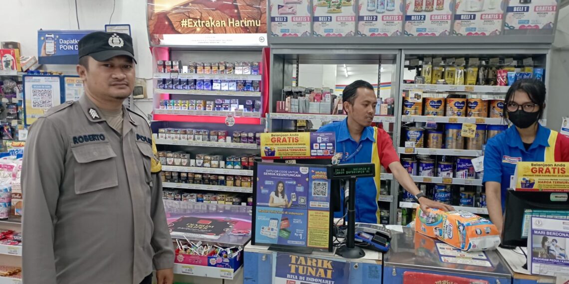 Patroli Mini Market Wilayah Hukum Polsek Kebon Pedes untuk Jaga Kamtibmas