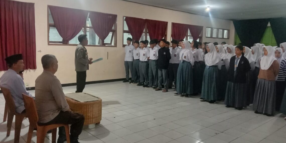 Berikan Himbauan Kamtibmas Kepada Siswa Siswi SMA N 5 Kapolsek Cibeureum
