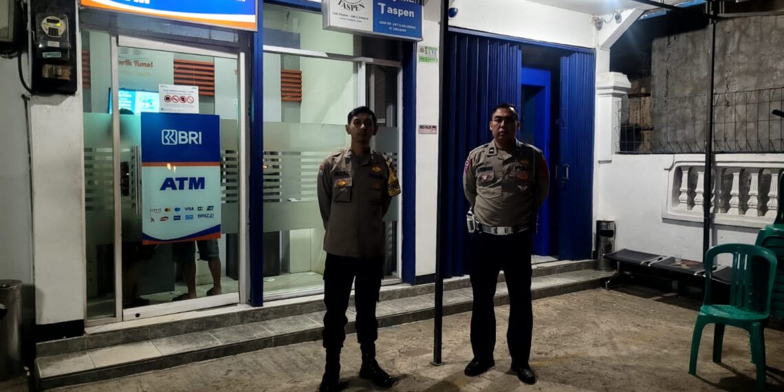 Polisi Polsek Sukalarang Patroli Malam Hari Kontrol ATM BRI Cegah Kejahatan Perbankan