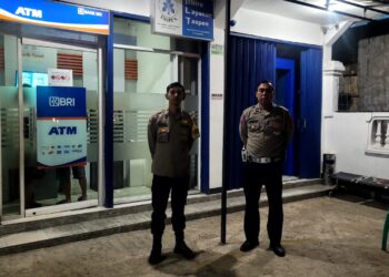Polisi Polsek Sukalarang Patroli Malam Hari Kontrol ATM BRI Cegah Kejahatan Perbankan