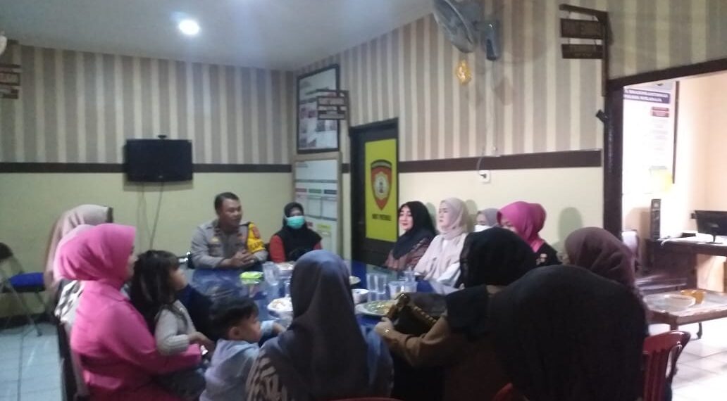 Jalin silaturrahmi, Kapolsek Sukaraja Bersama Ketua Ranting Bhayangkari Sukaraja Menggelar Pertemuan Dengan Ibu-Ibu Bhayangkari