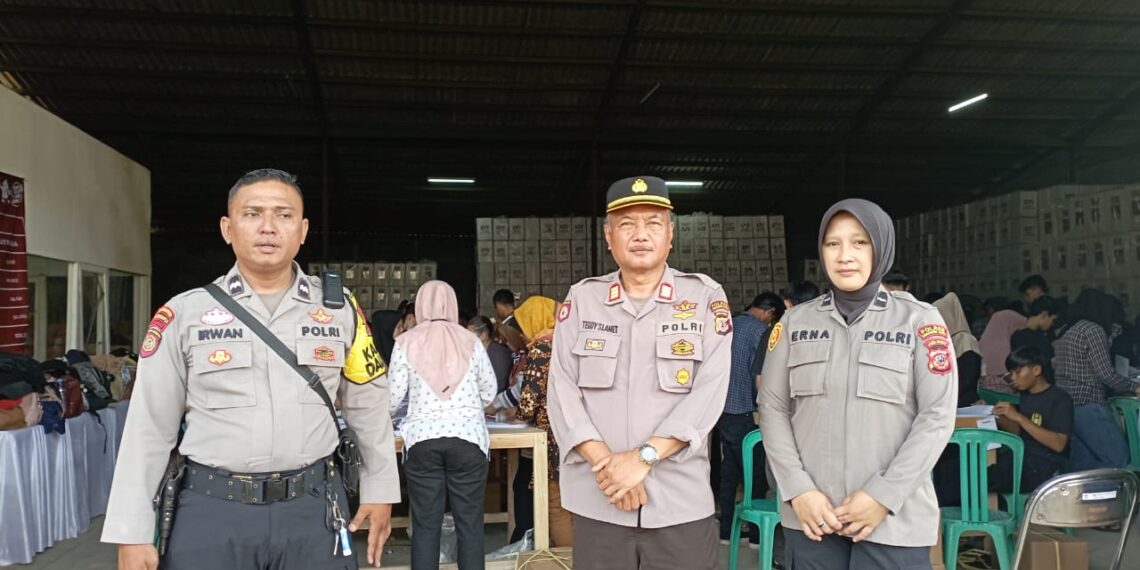 Polsek Sukaraja Kerahkan Sejumlah Personelnya Untuk Amankan Kegiatan Penyortiran Dan Pelipatan Surat Suara Pemilu 2024