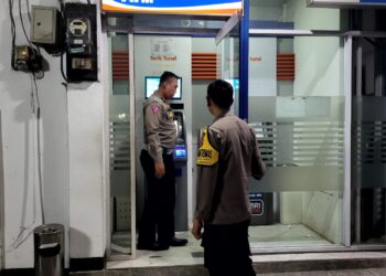 Polisi Polsek Sukalarang Patroli Malam Hari Kontrol ATM BRI Cegah Kejahatan Perbankan