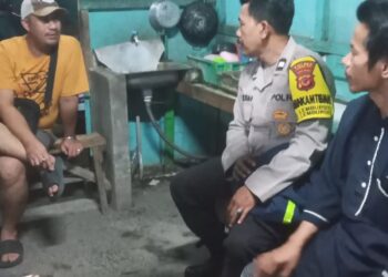 Bhabinkamtibmas ngobrol bersama warga Sampaikan Himbauan Kamtibmas