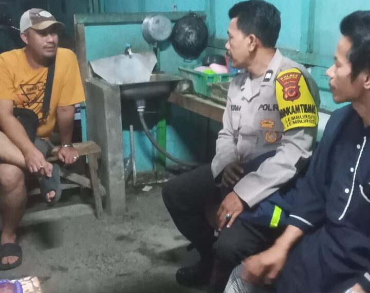 Bhabinkamtibmas ngobrol bersama warga Sampaikan Himbauan Kamtibmas