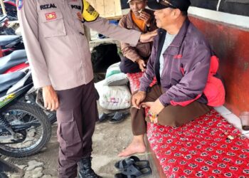 Berdialog Bersama Warga, Bhabinkamtibmas Sampaikan Himbauan Kamtibmas