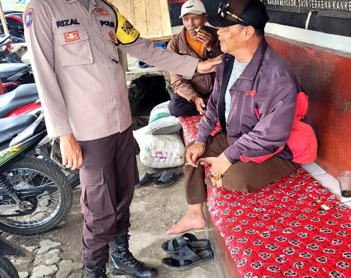 Berdialog Bersama Warga, Bhabinkamtibmas Sampaikan Himbauan Kamtibmas