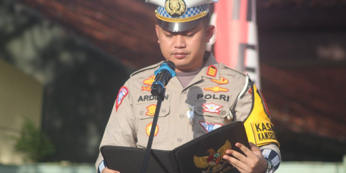 Jawab Soal Polwan, Tiga Siswa SMKN 1 Sukabumi Dihadiahi Helm Keselamatan
