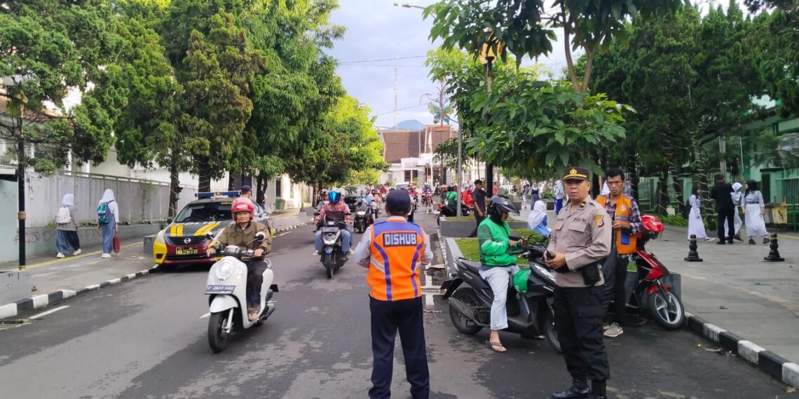 Panit Samapta Polsek Cikole Laksanakan Pengaturan Pagi