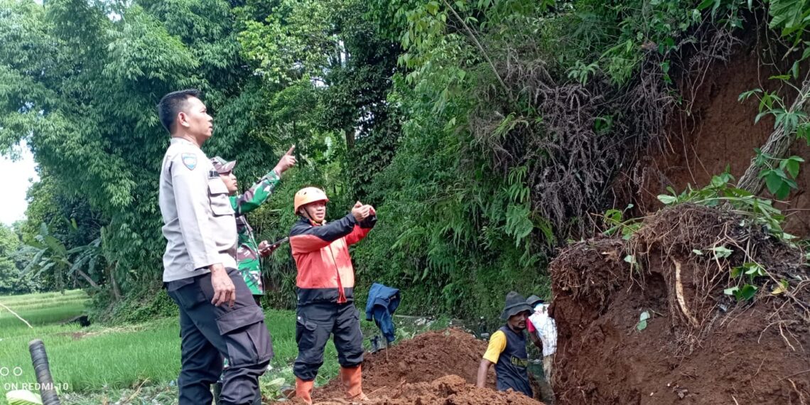 Polsek Gunungguruh Cek Lokasi Bencana pergeseran tanah Didesa binaannya