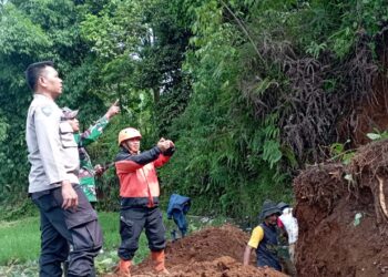 Polsek Gunungguruh Cek Lokasi Bencana pergeseran tanah Didesa binaannya