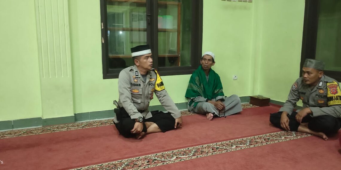 Bhabinkamtibmas Bersama Babinsa Memberikan Penyuluhan Kepada Masyarakat