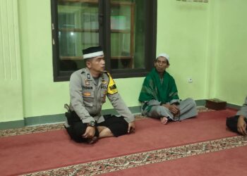 Bhabinkamtibmas Bersama Babinsa Memberikan Penyuluhan Kepada Masyarakat