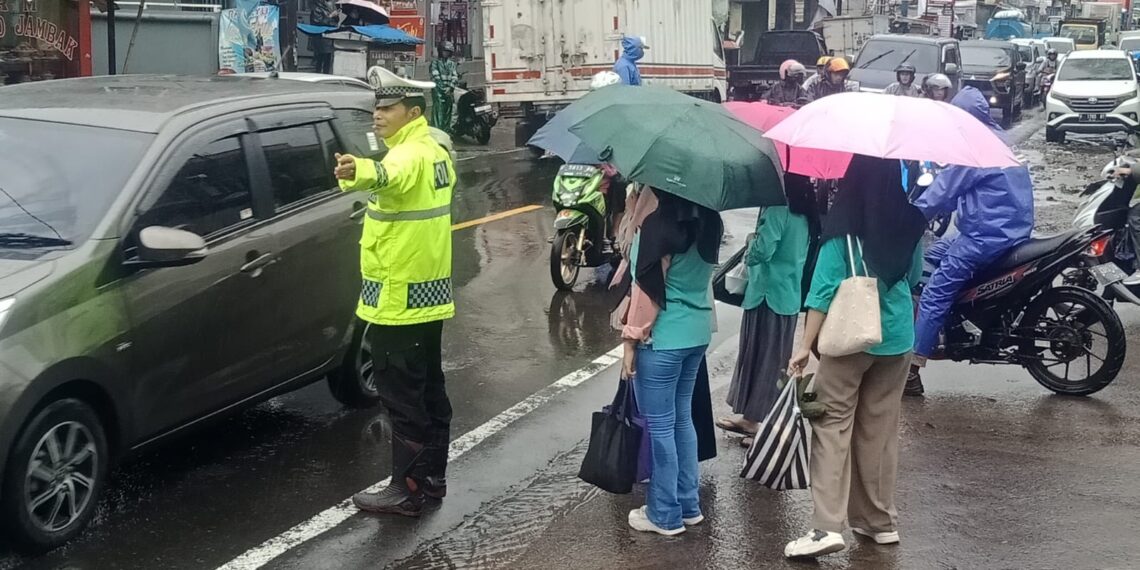Antisipasi Kemacetan Sore Pasca Hujan, Unit Lantas Polsek Sukalarang Melaksanakan Gatur Lalin Saat Jam Pulang Karyawan