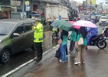 Antisipasi Kemacetan Sore Pasca Hujan, Unit Lantas Polsek Sukalarang Melaksanakan Gatur Lalin Saat Jam Pulang Karyawan