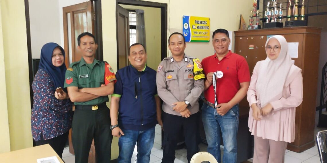 Sinergitas TNI-POLRI Bhabinkamtibmas bersama Babinsa    melaksanakan Sambang dan Kordinasi dengan Staf Kelurahan Nanggeleng.