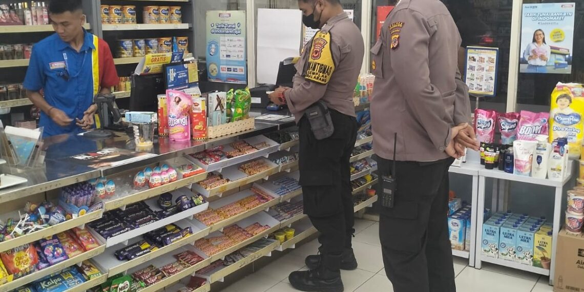 Anggota Samapta Polsek Sukalarang Laksanakan Patroli Malam Kontrol Minimarket