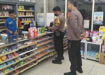 Anggota Samapta Polsek Sukalarang Laksanakan Patroli Malam Kontrol Minimarket