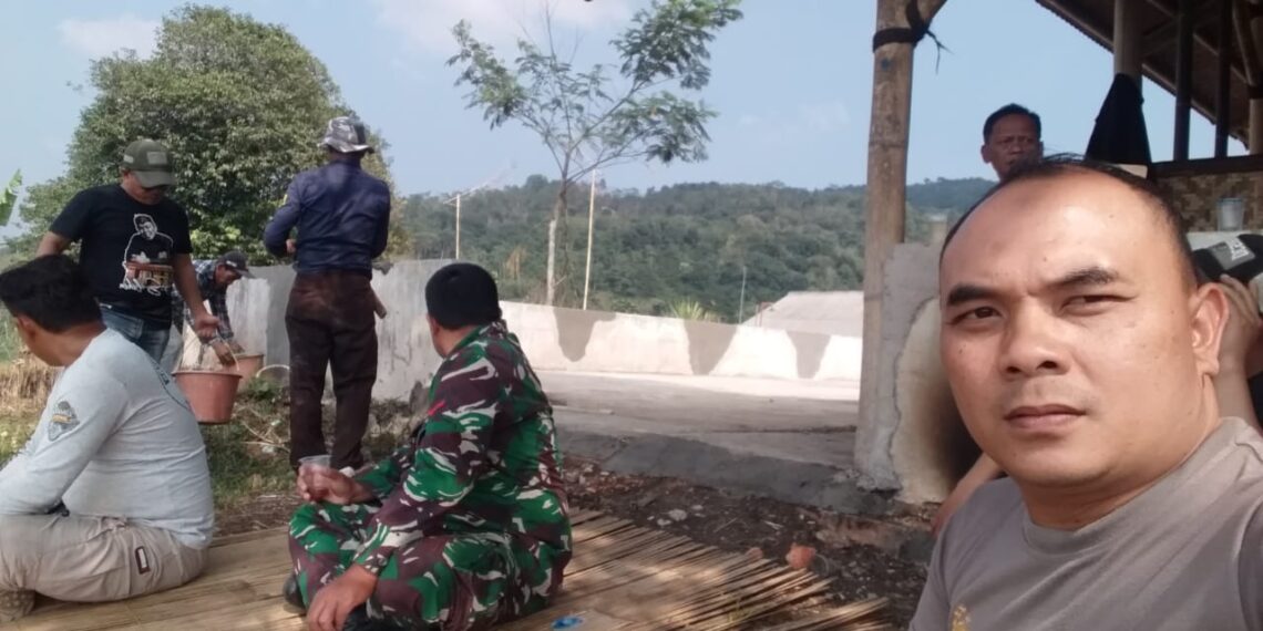 Bhabinkamtibmas Polsek Cireunghas Polres Sukabumi Kota Bersama Babinsa Silaturahmi Dengan Perangkat Desa