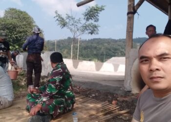 Bhabinkamtibmas Polsek Cireunghas Polres Sukabumi Kota Bersama Babinsa Silaturahmi Dengan Perangkat Desa