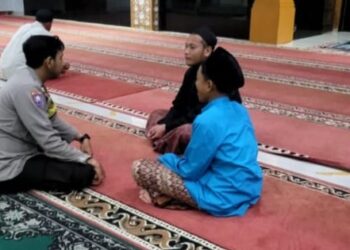 Jalin Persaudaraan Shalat Subuh Berjamaah Dengan Warga Bhabinkamtibmas Polsek Sukalarang