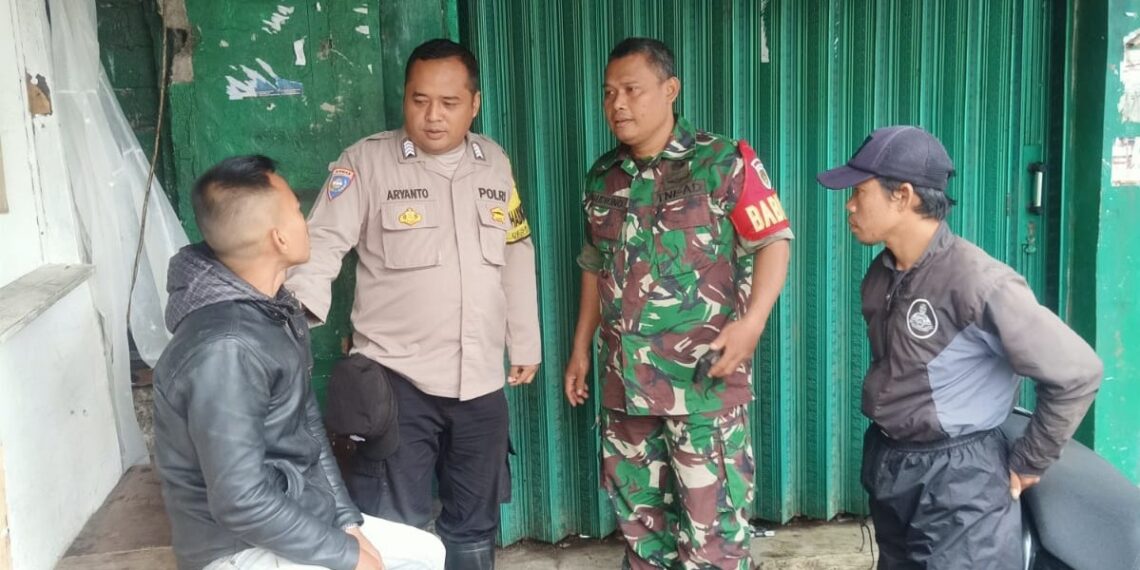 Memasuki Musim Hujan, Senergitas TNI – Polri Bhabinkamtibmas Himbau Warga Waspada Bencana Alam
