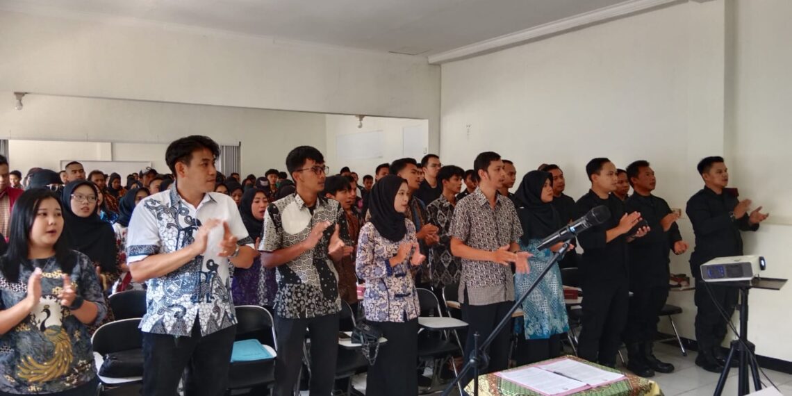 Bhabinkamtibmas Kel Nyomplong Hadiri Acara Pelantikan Kelompok Penyelenggara Pemungutan Suara (KPPS) Tingkat Kelurahan Warudoyong Ta 2024.