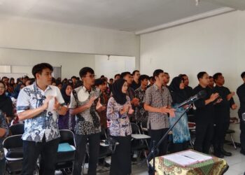 Bhabinkamtibmas Kel Nyomplong Hadiri Acara Pelantikan Kelompok Penyelenggara Pemungutan Suara (KPPS) Tingkat Kelurahan Warudoyong Ta 2024.