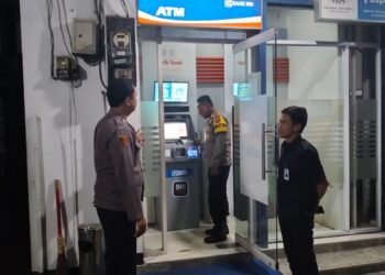 Polisi Polsek Sukalarang Patroli Malam Hari Kontrol ATM BRI Cegah Kejahatan Perbankan