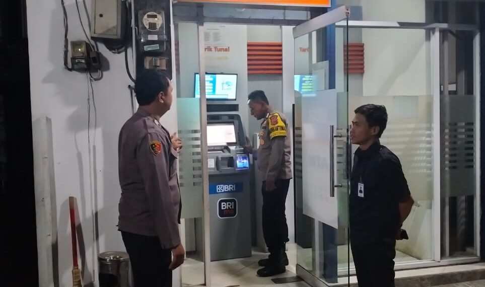 Polisi Polsek Sukalarang Patroli Malam Hari Kontrol ATM BRI Cegah Kejahatan Perbankan