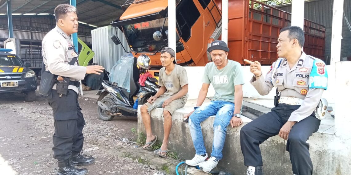 Berikan Himbauan Kamtibmas Unit Samapta Polsek Lembursitu Patroli Dialogis Dengan warga