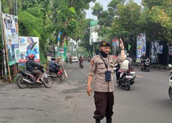 Bentuk Pelayanan kepada Masyarakat guna terciptanya Kamseltibcar Lantas Polsek Warudoyong Gatur Lalu lintas pagi