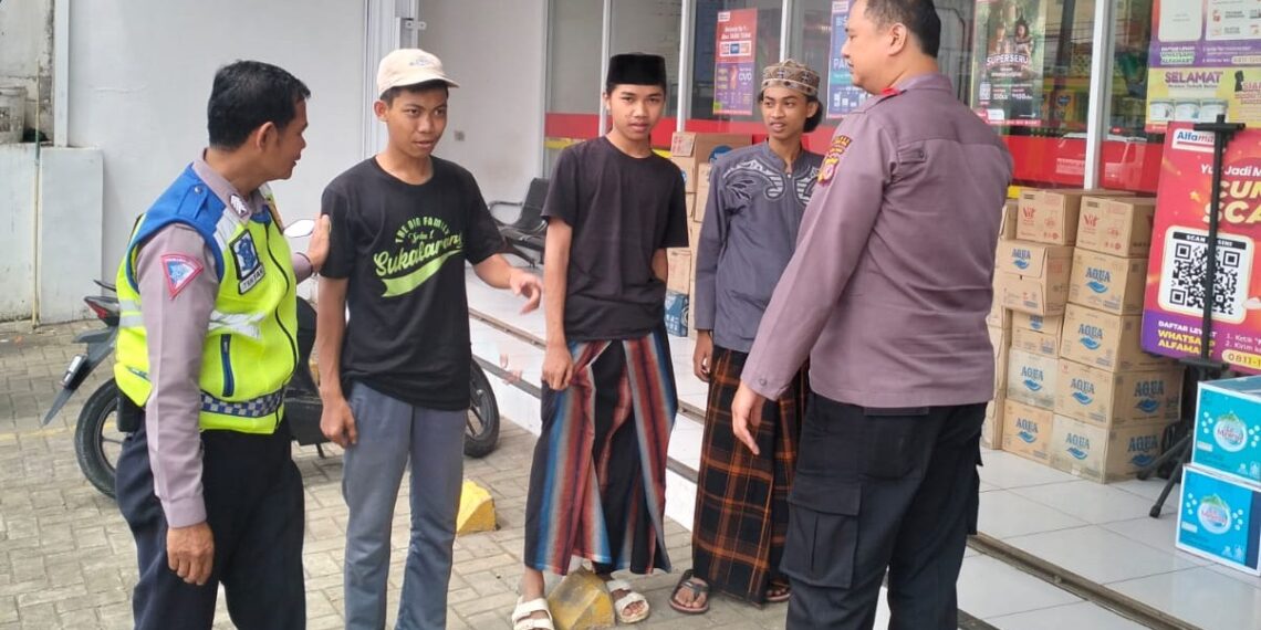 Patroli Siang Jelang Nataru Personil Pos Pam Sukalarang Sambangi  Pemuda Yang Lagi Nongkrong,
