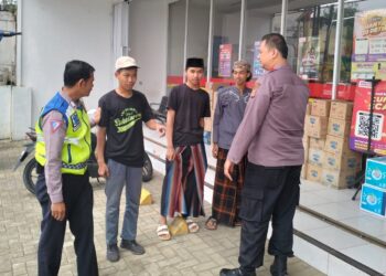 Patroli Siang Jelang Nataru Personil Pos Pam Sukalarang Sambangi Pemuda Yang Lagi Nongkrong,