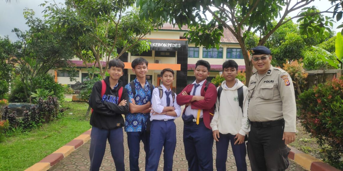 Patroli Polsek Kebon Pedes Berikan Arahan kepada Pelajar SMP untuk Hindari Terlibat Tawuran