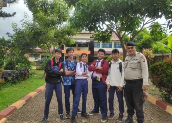 Patroli Polsek Kebon Pedes Berikan Arahan kepada Pelajar SMP untuk Hindari Terlibat Tawuran