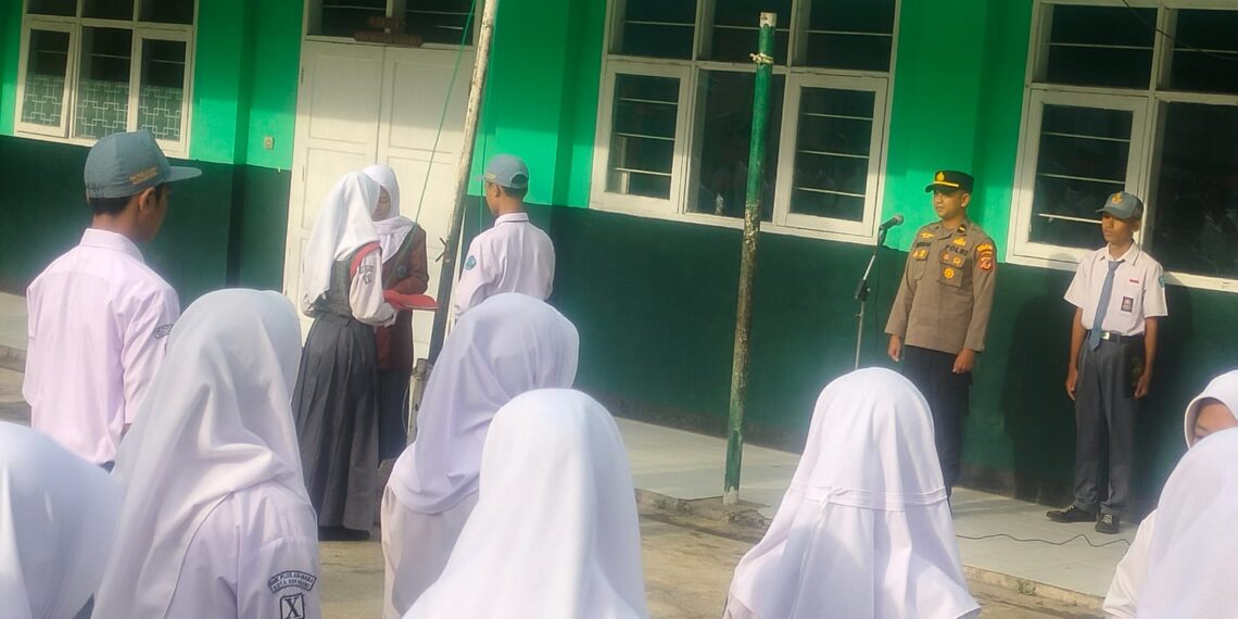 Tingkatkan Kesadaran Kamtibmas di Kalangan Pelajar, Polsek Baros Polres Sukabumi Kota Gelar Police Goes to School.