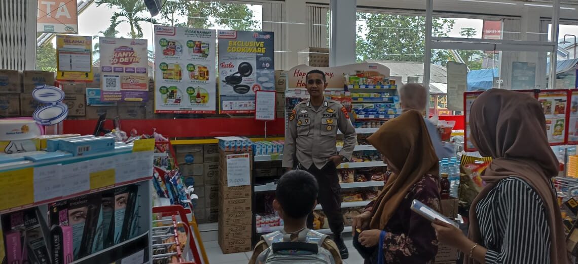 Anggota Unit Samapta Polsek Cireunghas Polres Sukabumi Kota Pimpin Patroli ke Mini Market Cegah Gangguan Kamtibmas
