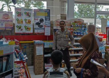 Anggota Unit Samapta Polsek Cireunghas Polres Sukabumi Kota Pimpin Patroli ke Mini Market Cegah Gangguan Kamtibmas